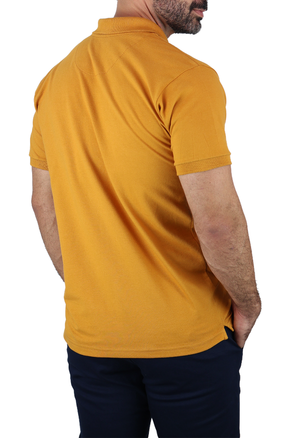 Player Tipo Polo Color Mostaza Con Bordado Corte Slim Fit Para Hombre 